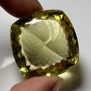 AAA, Naturlig, Citron, Kvarts, Slipad, Gamsten, Tjänsteman, Form, Choshon 31mmx31mmx18mm, Vikt Karat 118.80