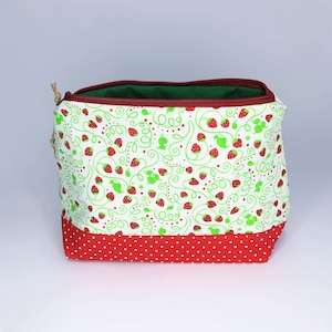 Kosmetiktäschchen Schminktasche Kosmetiktasche Etui Kulturbeutel Handmade Frühling Sommer Erdbeeren Blätter Rote Pünktchen