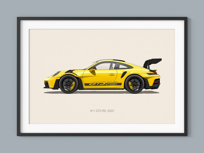 Puede incluir: Un Porsche 911 GT3 RS amarillo, un coche deportivo de alto rendimiento, se muestra en vista de perfil sobre un fondo beige claro. El coche tiene detalles en negro y un gran aler&oacute;n trasero.