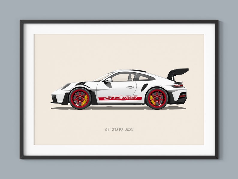 Puede incluir: Un Porsche 911 GT3 RS blanco, modelo 2023, con detalles rojos y llantas negras, se muestra en vista de perfil sobre un fondo beige claro.