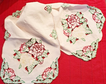 Vintage Cutwork Floral Bouquet Table Runner