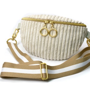 Sac banane de créateur « Baggy » en beige, sac à bandoulière tendance au look épuré, sac banane individuel unique et pratique à accrocher autour de l'épaule, velours côtelé