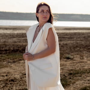 Klassische weiße Damenweste, ärmelloser Blazer, Frauenweste, formelle Weste, lange Weste, minimalistische Weste, schicke weiße Weste, elegante Weste