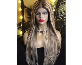 Op de afbeelding: Een lange, rechte, lichtbruine pruik met blonde highlights. De pruik is gestyled met een middenscheiding en valt tot op de schouders.