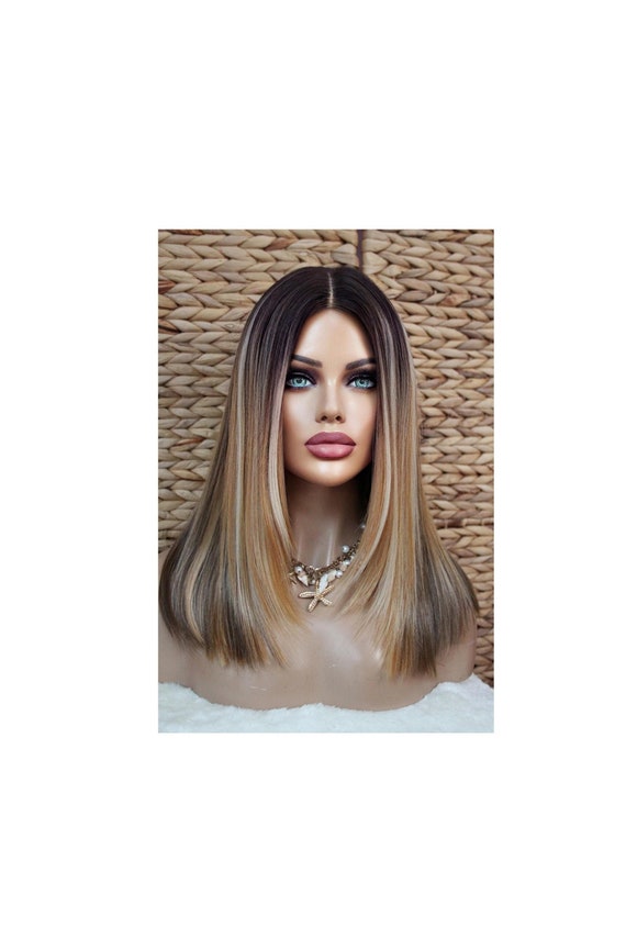 WIG ME UP Damenperücke Longbob Bob In Blond Mix – Geschwungene Spitzen, Mit Kopfhautimitat & Verstellbar