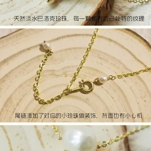 Puede incluir: Un collar de oro con una perla y un dije de cono de helado de oro. El collar est&aacute; sobre una superficie de madera. El texto en la imagen dice: "Perlas barrocas de agua dulce naturales, cada una tiene su propia textura &uacute;nica. La cadena de cola agrega una peque&ntilde;a perla correspondiente como decoraci&oacute;n, y la parte posterior tambi&eacute;n tiene un peque&ntilde;o truco. Hecho a mano, con rastros hechos a mano, tenga cuidado si le molesta."