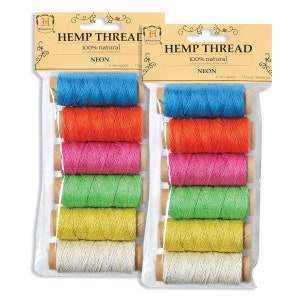 Puede incluir: Dos paquetes de carretes de hilo de cáñamo neón. Cada paquete contiene seis mini carretes en colores vibrantes: azul, naranja, rosa, verde, amarillo y blanco. El embalaje dice "HEMP THREAD 100% natural NEON". Cada carrete mide 17.4 metros.