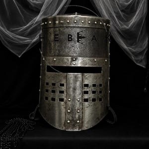 Elmo nero ispirato ai Monty Python, elmo da cavaliere in lamiera invecchiata, elmo gotico medievale, LARP Cosplay, fiera rinascimentale