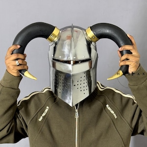Mittelalterlicher handgefertigter LARP-Helm mit Hörnen - Wikinger Schaukampftauglicher LARP-Helm - Perfekt für LARP, Cosplay & historische Reenactment