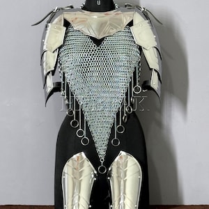 Stalen vrouwelijk ridderharnaskostuum: middeleeuws Larp SCA-cosplaykostuum