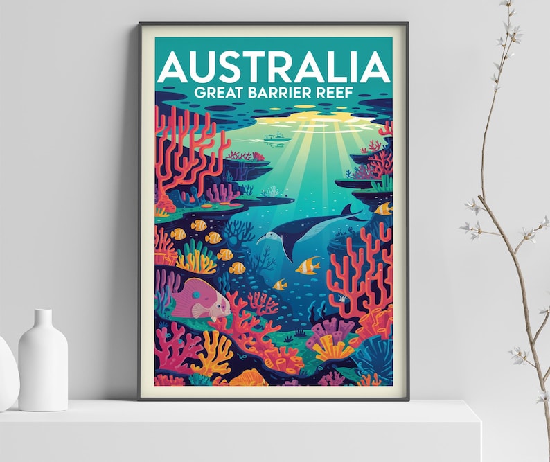 Op de afbeelding: Ingelijste kunstafdruk met een levendige illustratie van het Great Barrier Reef in Australi&euml;. Het kunstwerk toont kleurrijk koraal, vissen en een walvis, met het woord "AUSTRALIA" bovenaan. De kleuren zijn blauw en groen.