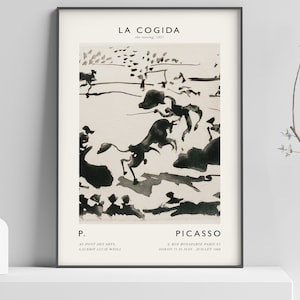 Peut inclure: Un dessin à l'encre noire et blanche représentant une scène de corrida. Le dessin est intitulé "La Cogida" et est attribué à Picasso. Le texte sous le dessin comprend la date "1957" et la galerie où l'œuvre a été exposée.