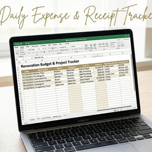 Op de afbeelding: Een laptopscherm met een spreadsheet getiteld Renovation Budget & Project Tracker met kolommen voor datum, omschrijving, kamer, categorie, ontvanger, bedrag, betaalmethode en bonreferentie, met de tekst Daily Expense & Receipt Tracker erboven.