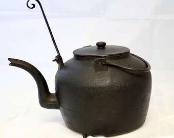 Hervidor de agua para chimenea antiguo del siglo XIX con patas de hierro y volcador.