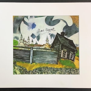 Pode incluir: Uma pintura em aquarela de uma pequena casa de madeira com telhado de palha, uma cerca e uma aldeia no fundo. A pintura é assinada "Marc Chagall" no canto superior direito.