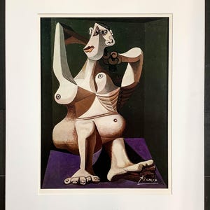 Könnte beinhalten: Gerahmtes abstraktes Gemälde im kubistischen Stil, das eine sitzende Figur mit geometrischen Formen und gedämpften Tönen von Braun, Weiß und Lila zeigt. Das Kunstwerk ist signiert und datiert.