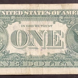 K&ouml;nnte beinhalten: Ein Ein-Dollar-Schein mit gr&uuml;nem und wei&szlig;em Design. Der Text "THE UNITED STATES OF AMERICA" steht oben. Der Schein zeigt die Worte "IN GOD WE TRUST" und "ONE DOLLAR". Die R&uuml;ckseite des Scheins zeigt ein Bild einer Pyramide und eines Adlers.