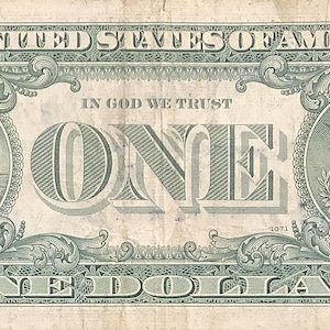K&ouml;nnte beinhalten: R&uuml;ckseite eines Ein-Dollar-Scheins mit den Worten "The United States of America" und "In God We Trust". Der Schein hat ein gr&uuml;n-schwarzes Design mit dem Gro&szlig;en Siegel der Vereinigten Staaten, einschlie&szlig;lich eines Adlers und einer Pyramide.