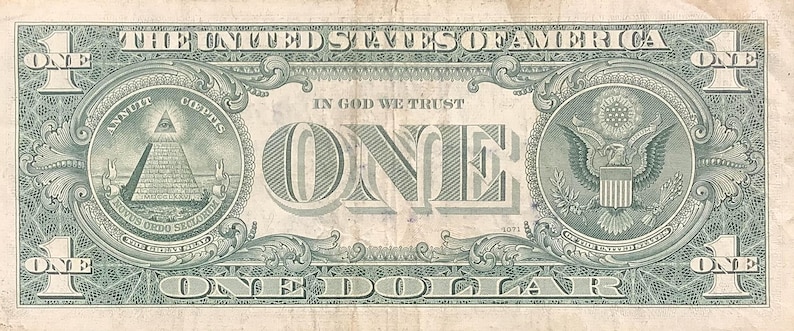 K&ouml;nnte beinhalten: R&uuml;ckseite eines Ein-Dollar-Scheins mit den Worten "The United States of America" und "In God We Trust". Der Schein hat ein gr&uuml;n-schwarzes Design mit dem Gro&szlig;en Siegel der Vereinigten Staaten, einschlie&szlig;lich eines Adlers und einer Pyramide.