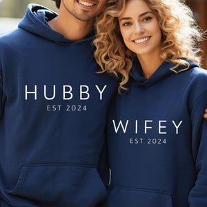 Wifey Hubby Hoodies, Paare Weihnachtsgeschenk, Ehemann Frau Hoodie, Flitterwochen Hoodie, Valentinstag Geschenk, Hochzeit Hoodie, personalisiertes Paar Bild 5