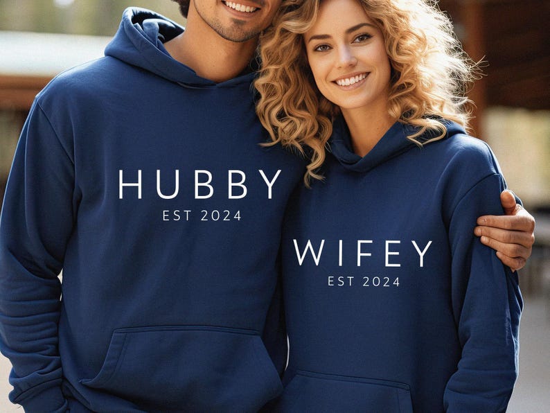 Wifey Hubby Hoodies, Paare Weihnachtsgeschenk, Ehemann Frau Hoodie, Flitterwochen Hoodie, Valentinstag Geschenk, Hochzeit Hoodie, personalisiertes Paar Bild 5