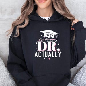 Sudadera con capucha de graduación de doctorado, es Dr. en realidad, regalo para nuevo doctor, sudadera con capucha para estudiante de doctorado, sudadera con capucha de maestría, sudadera con capucha de doctorado, regalo para estudiantes de doctorado imagen 2