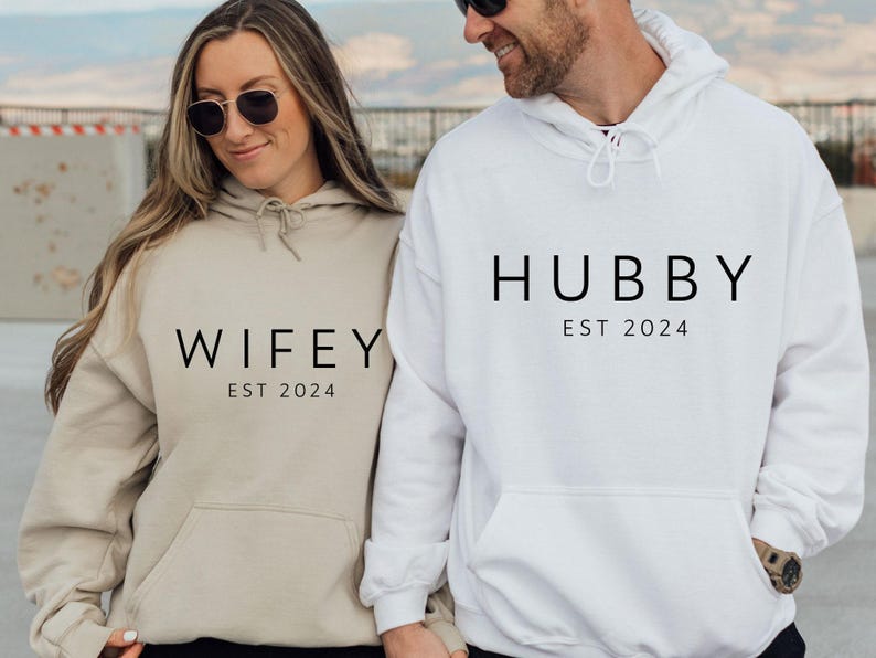 Wifey Hubby Hoodies, Paare Weihnachtsgeschenk, Ehemann Frau Hoodie, Flitterwochen Hoodie, Valentinstag Geschenk, Hochzeit Hoodie, personalisiertes Paar Bild 3