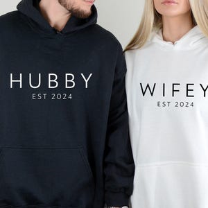 Wifey Hubby Hoodies, Paare Weihnachtsgeschenk, Ehemann Frau Hoodie, Flitterwochen Hoodie, Valentinstag Geschenk, Hochzeit Hoodie, personalisiertes Paar Bild 4