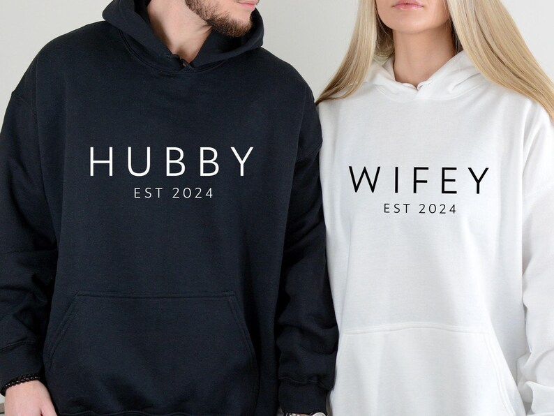 Wifey Hubby Hoodies, Paare Weihnachtsgeschenk, Ehemann Frau Hoodie, Flitterwochen Hoodie, Valentinstag Geschenk, Hochzeit Hoodie, personalisiertes Paar Bild 4