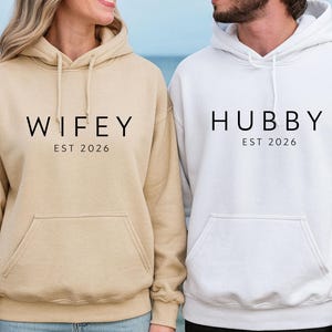Wifey Hubby Hoodies, Paare Weihnachtsgeschenk, Ehemann Frau Hoodie, Flitterwochen Hoodie, Valentinstag Geschenk, Hochzeit Hoodie, personalisiertes Paar Bild 1