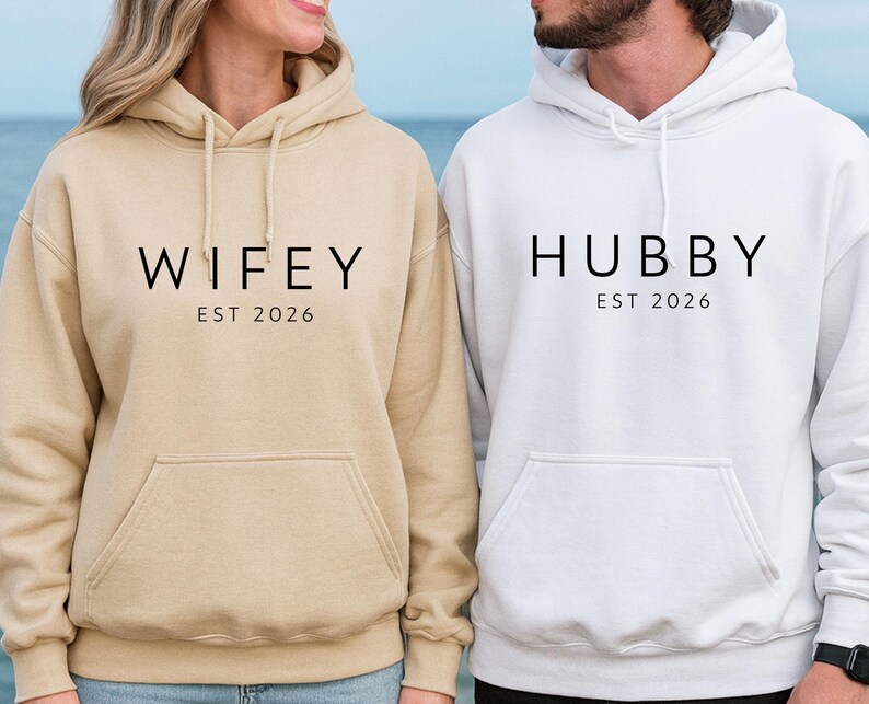 Wifey Hubby Hoodies, Paare Weihnachtsgeschenk, Ehemann Frau Hoodie, Flitterwochen Hoodie, Valentinstag Geschenk, Hochzeit Hoodie, personalisiertes Paar Bild 1