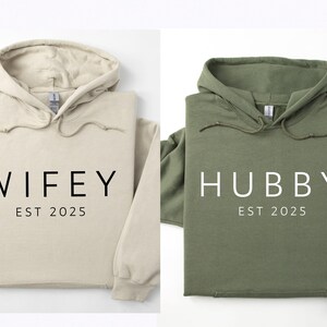 Wifey Hubby Hoodies, Paare Weihnachtsgeschenk, Ehemann Frau Hoodie, Flitterwochen Hoodie, Valentinstag Geschenk, Hochzeit Hoodie, personalisiertes Paar Bild 2