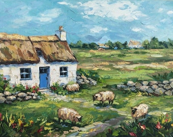 Op de afbeelding: Olieverfschilderij van een wit huisje met een rieten dak en blauwe deur, omringd door groene velden en grazende schapen. Een stenen muur en een bewolkte blauwe lucht completeren de landelijke scène.