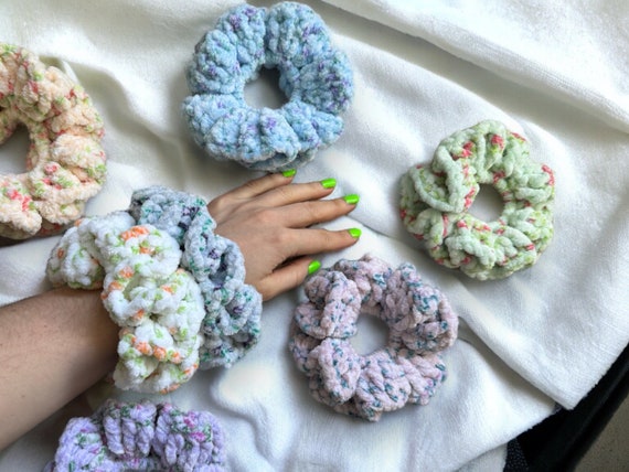 VELVET SCRUNCHIE BLUE TONES FLOWER PATTERN VELVET SCRUNCHIE BLUE TONES FLOWER PATTERN