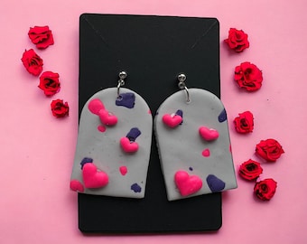 Herzbogen | Valentinstagsohrringe mit pinken Herzen | Polymer Ohrringe