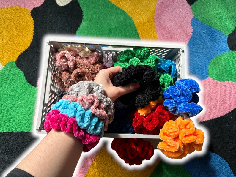 Gehäkelte Scrunchies in allen möglichen Farben