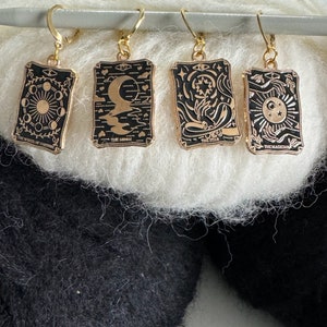 Cartas del Tarot | Pendientes de oro o marcadores de puntadas | Mezclar y combinar | Diferentes diseños o en conjunto.