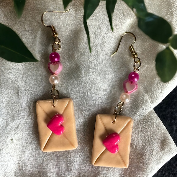 Love Letter Earrings | Hängeohrringe mit Perlen und Liebesbrief aus Polymer-Ton