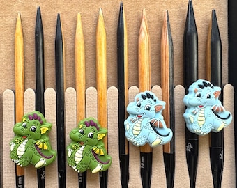 Gelukkige Draken | Grappige breinaaldenstoppers in draakvorm | stekenstopper | set van 2 in verschillende kleuren