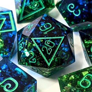 Dadi in lamina di foglia di pietra preziosa (dadi TTRPG con bordo affilato fatti a mano) - Blu e verde