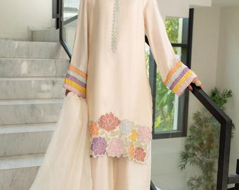 Elegantes elfenbeinfarbenes Ensemble aus reiner Sheesha-Seide mit einem anmutigen langen Hemd und einer Hose mit weitem Bein