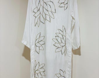 Elegante conjunto de kurta blanca de 3 piezas con bordado dorado hecho a mano. Camisa larga y pantalón perfectos para cualquier ocasión.