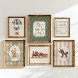 Può includere: Sei stampe incorniciate con cornici dorate. Le stampe raffigurano una mongolfiera, un orsacchiotto, un treno, un cavallo a dondolo, un alfabeto e il testo "You are so loved". Tema vintage per la cameretta.