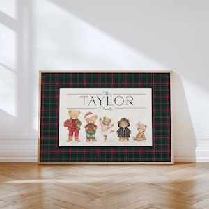 Pode incluir: Um retrato de família emoldurado com o nome "TAYLOR" acima de ilustrações de ursinhos de pelúcia vestidos com trajes festivos. A moldura tem um padrão xadrez em verde, vermelho e preto. Os ursos usam várias roupas, incluindo um chapéu de Papai Noel e um traje de bailarina.