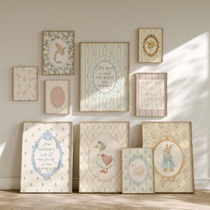 Può includere: Una collezione di stampe artistiche incorniciate con un'estetica vintage. Le stampe presentano illustrazioni di animali, motivi floreali e citazioni ispiratrici. La tavolozza dei colori include blu, rosa e crema tenui, creando un'atmosfera stravagante e affascinante.
