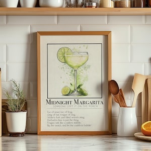 Könnte beinhalten: Ein druckbares Wandbild mit einer Aquarell-Illustration eines Margarita-Cocktails mit einem Limettenkeil. Der Text lautet "Midnight Margarita, Someone Left It On The Porch" und enthält eine Zutatenliste.