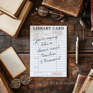 Carte d'anniversaire imprimable vintage sur le thème de la bibliothèque pour les amateurs de lecture, les bibliothécaires, les bibliophiles - 5 x 7 voeux littéraires vierges