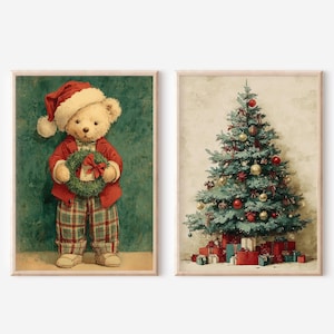 Può includere: Due stampe natalizie incorniciate. Una raffigura un orsacchiotto con cappello da Babbo Natale e abito rosso, che tiene una ghirlanda. L'altra raffigura un albero di Natale decorato con ornamenti e regali incartati.