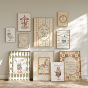 Peut inclure: Ensemble de tirages d'art encadrés sur le thème du cirque. Les tirages présentent des illustrations d'un carrousel, d'un ours sur un monocycle, d'un lapin jonglant et d'une oie. Une impression lit "All the World's a Stage."
