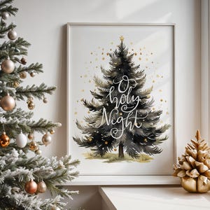 以下が含まれることがあります： 金色のキラキラと「O Holy Night」という白い書体が書かれた黒いクリスマスツリーの水彩画です。